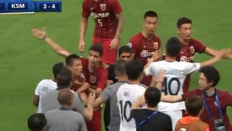 告别十年海港生涯，贺惯武汉三镇再启程——这位32岁铁卫为何是“中超引援价值”的代名词？