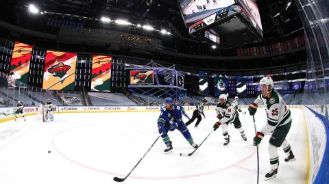 NHL季后赛经典对决：荒野加时惜败加人，温哥华再现激情逆转