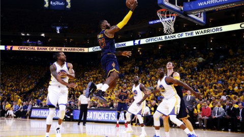 骑士复仇战锁定季后赛，勇士残阵鏖战7分惜败