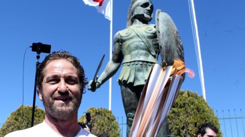 “斯巴达王”擎圣火：杰拉德·巴特勒燃情东京奥运传递路