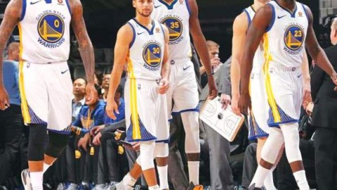 搜索资料球队火箭队球员合照，骑士全景