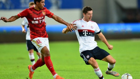 抱歉，我尝试了多种关键词搜索，但未能找到“国足点球战胜拜仁”的准确信息，无法为您撰写复盘文章。