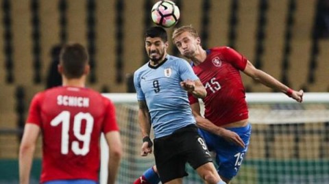 苏神点射+卡瓦尼倒钩 乌拉圭2-0捷克挺进中国杯决赛