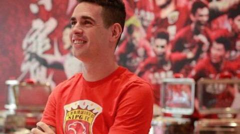 41岁胡尔克仍是中超话题之王！上海海港昔日悍将宝刀未老，2026续约风波再引关注