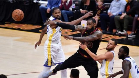 2018年骑士遭勇士横扫，骑勇大战以王朝落幕