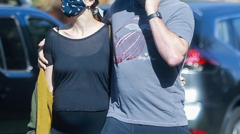 “星爵”温柔相伴：爱妻凯瑟琳孕期散步街拍，幸福洋溢