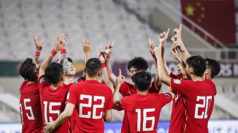 标题：国足客战沙特红牌折戟，十人作战0比1落败