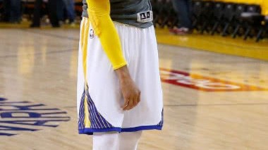 NBA球员为什么要戴护臂？不只是艾弗森的潮流，更是核心防护法则