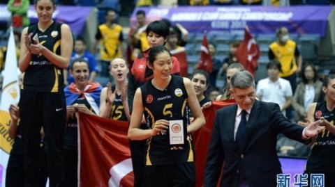 2017年女排世俱杯决赛在日本神户举行，巴西舒耐与土耳其瓦基弗银行争夺冠军。以下复盘根据实际比赛内容撰写——