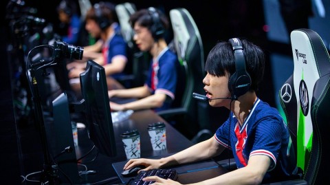 RNG冰岛破晓登顶，金色雨落铸就传奇